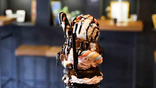 Çikolata, dondurma, kurabiye ve kokteylden yapılmış tatlı bir tatlı.