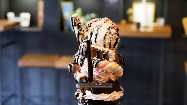 Çikolata, dondurma, kurabiye ve kokteylden yapılmış tatlı bir tatlı.