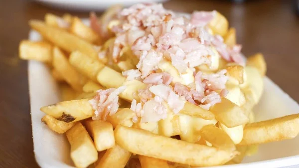 Peynir soslu ve pastırmalı patates kızartması.