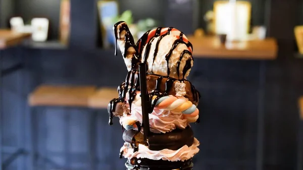 Çikolata, dondurma, kurabiye ve kokteylden yapılmış tatlı bir tatlı.