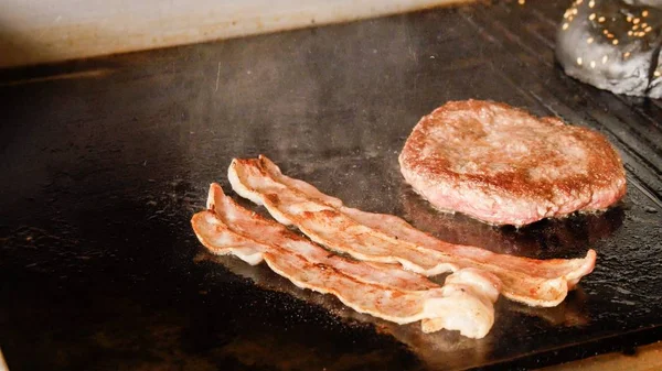 Hamburger için ızgara pastırma ve köfte.