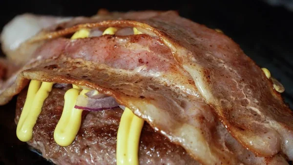 Köfte, sebze ve peynirli ızgara burger.