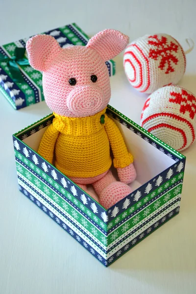 Uncinetto Rosa Piggy Maglione Seduto Nella Confezione Regalo — Foto Stock