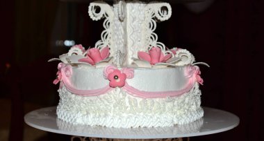 pembe çiçekler ve beyaz krema ile beyaz hassas düğün pastası