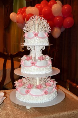 pembe çiçekler ve beyaz krema ile beyaz hassas düğün pastası