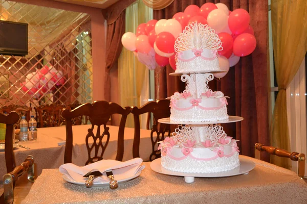 Белый Деликатный Свадебный Торт Розовыми Цветами Белым Кремом — стоковое фото