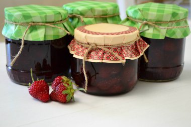 Bankada çilek reçeli tablo şarkım üzerinde