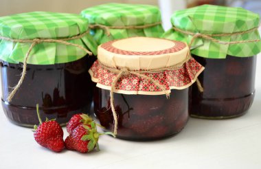 Bankada çilek reçeli tablo şarkım üzerinde