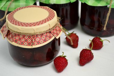 Bankada çilek reçeli tablo şarkım üzerinde