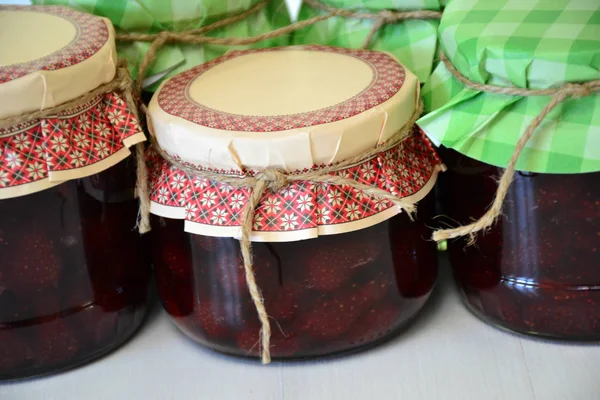 Aardbeienjam Bank Tabel Jam — Stockfoto