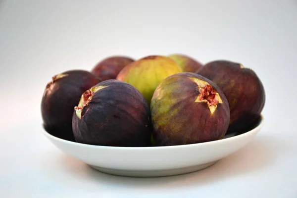 Higos Yacen Sobre Plato Blanco Sobre Fondo Blanco Fig — Foto de Stock