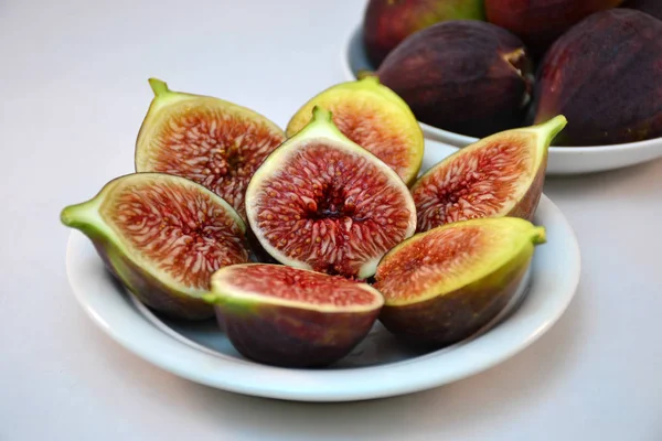 Figs Terletak Piring Putih Pada Latar Belakang Putih Gambar — Stok Foto