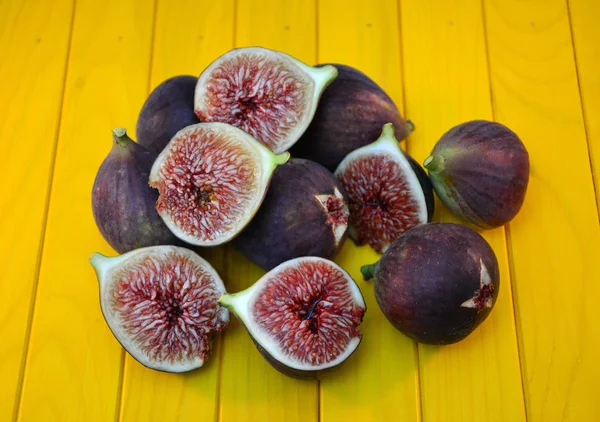 Vijgen Liggen Een Witte Plaat Een Gele Achtergrond Fig — Stockfoto