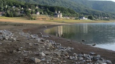 Plaj kum ve küçük taşlarla 