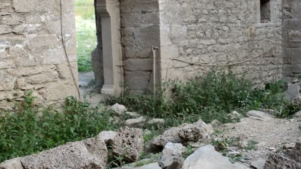 旧的被毁的教堂内部 可怕的废墟 — 图库视频影像