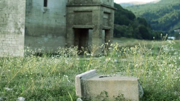 Vecchia Chiesa Rovina Rovine Raccapriccianti Con Pilastro Sul Davanti — Video Stock