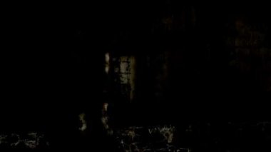 ürkütücü ve korkunç düşük ışık kirli iç - korku sahne animasyon ile yürüyüş zombi