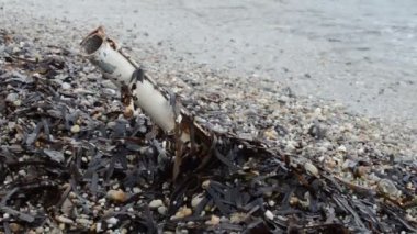 Sahilde güneş şemsiyesi için paslı tutucu