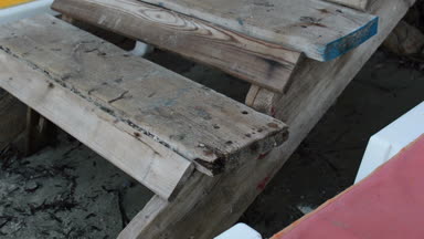 Sahile mavi metal korkuluk ile kirli ahşap merdiven 