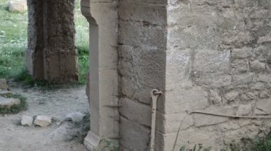 Eski harabe kilise. Ürkütücü harabeler..