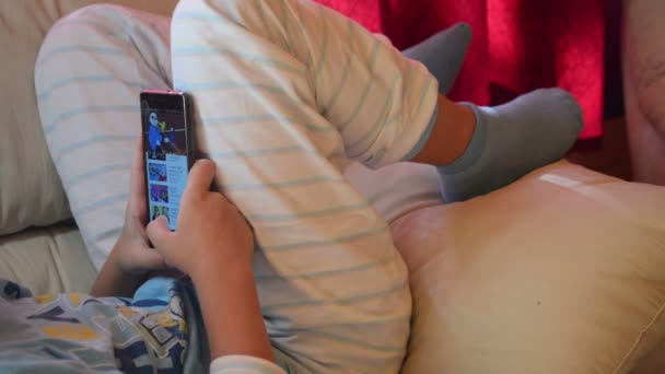 Подросток Играет Игру Смартфоне Дома — стоковое видео