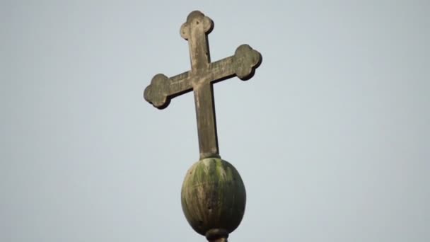 Σταυρός Στην Ερειπωμένη Οροφή Κόκκινα Κεραμίδια Της Εκκλησίας — Αρχείο Βίντεο