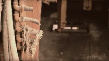 Yıkılmış eski petrol tankı tutacağı yok edildi ve terk edildi.