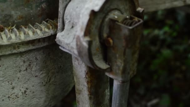 旧生锈和肮脏的水泥搅拌机的特写 — 图库视频影像