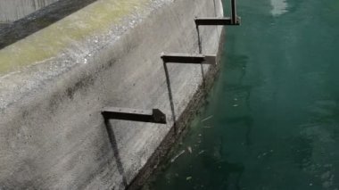 Küçük Bir Nehirde İnsan Yapımı Baraj