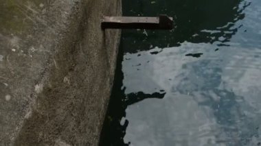 Küçük Bir Nehirde İnsan Yapımı Baraj
