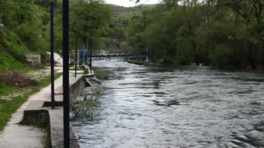 Kayak Yarışı için vahşi nehir hazırlanması