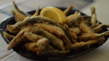  Güzel bir altın kabuğu ile bir tabakta küçük balıklar Bol