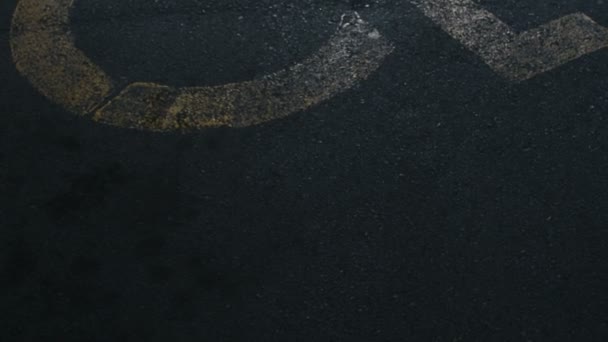 沥青停车场的残疾停车标志 — 图库视频影像