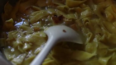 kaynar su ve kurdele makarna buhar ile kaplı 