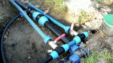 hendek bağlı plastik su tüpleri