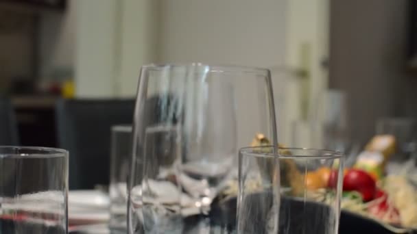 バニーと卵の装飾とイースターのお祝いのテーブル — ストック動画