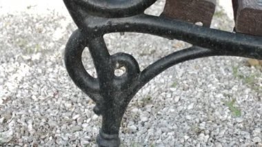 Parkta bank. Ahşap Tavanlı Metal Ferforje Tezgah