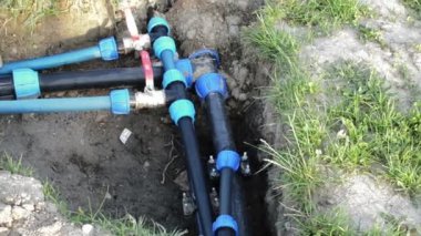 hendek bağlı plastik su tüpleri