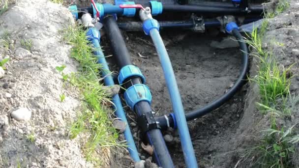 沟内连接的塑料水管 — 图库视频影像