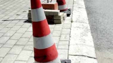 Asfalt Yüzeyde Trafik Konileri