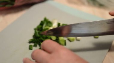 doğranmış soğan kızartma ve yumurta karıştırarak tahta kaşıkla pişirme