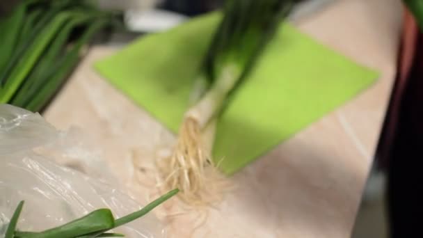 Φλούδες Πράσινο Κρεμμύδι Πάνω Από Τραπέζι — Αρχείο Βίντεο