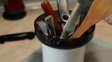 Bir konteyner içinde mutfak gereçleri sabit bir çekim