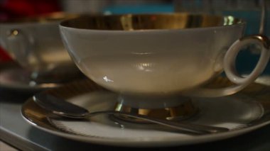 Ahşap arka planda bir fincan ın videosunu kapatın