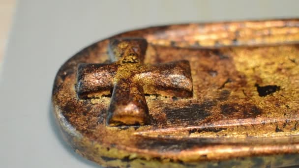 木十字架的特写与金色表面 — 图库视频影像