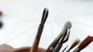 Bir Boya Fırçası ve Kil Heykel Sanat Araçları Close Up