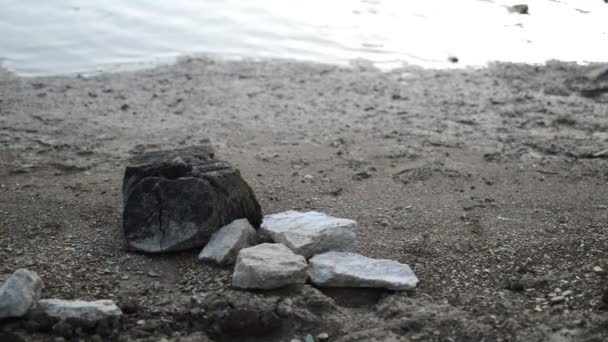 Högen Med Stenar Stranden — Stockvideo