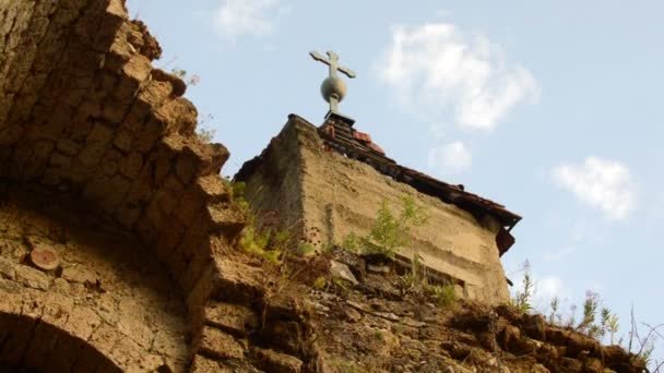 古い荒廃した教会の外観 不気味な遺跡 — ストック動画