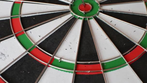 Seta Dardo Verde Batendo Centro Destino Dartboard Com — Vídeo de Stock