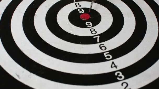 Seta Dardo Verde Batendo Centro Destino Dartboard Com — Vídeo de Stock